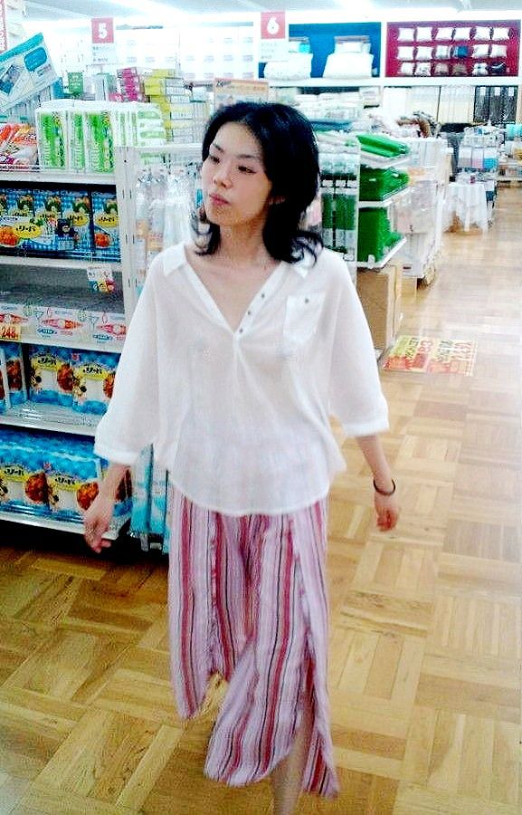 店内を透け透けブラウスで闊歩する「まり子」さん