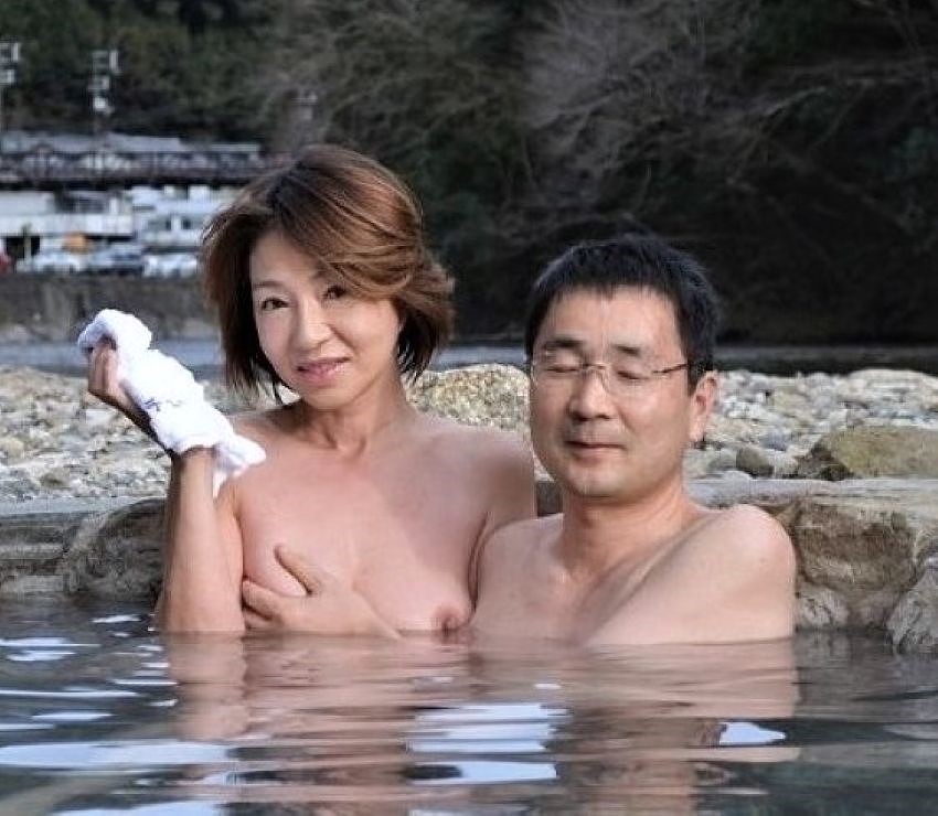 露天風呂で２ショットの「子午線奥様」