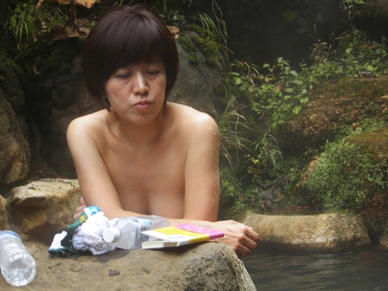 本を持参して温泉に入る「詩周子」さん。