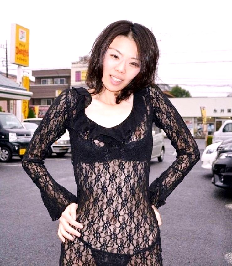 シースルーを着て露出する「まり子」さん。