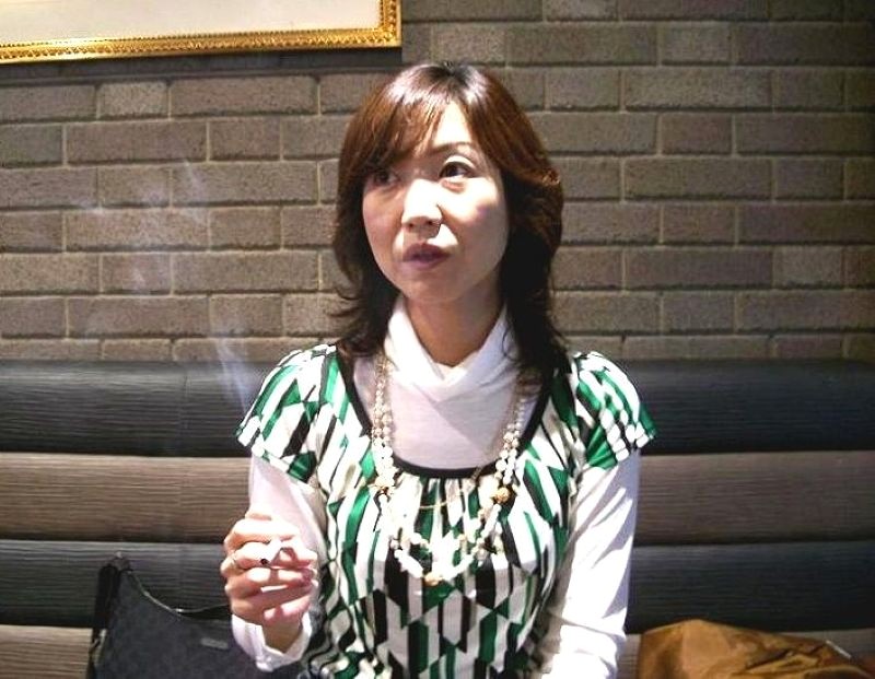 ＳＨさん支援ありがとう。 喫煙する「美咲」さん。