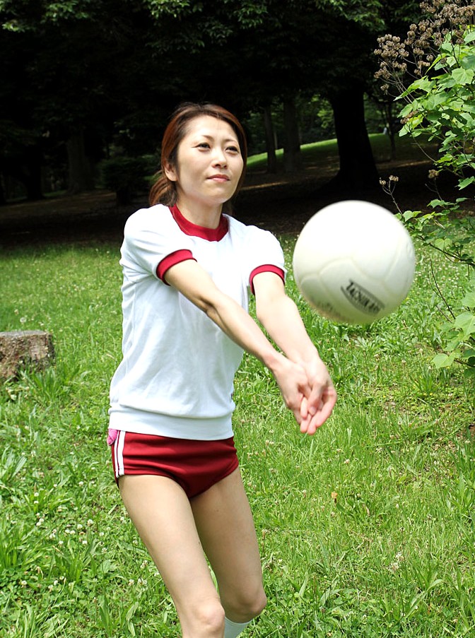 バレーボールで遊ぶ「紀子」さん。