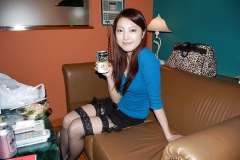 こんな娘が横に付いたら触らずいられないイイ脚 あきこ