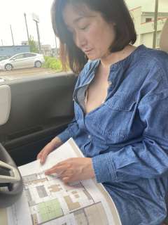 これもお気に入りですね♪胸元が開いて無防備な奥様！堪らなくセクシ