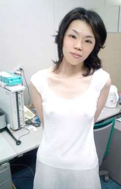 オフィスで透け透けを着る「まり子」さん。