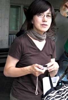 メガネをかけた「詩周子さん」さん。