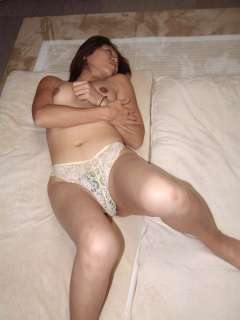 半裸で寝そべる「美恵子」さん。