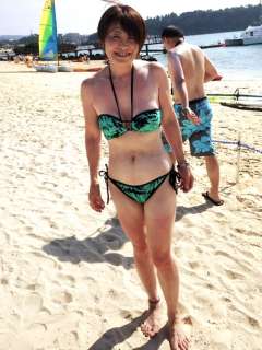 水着姿の「麻夕子」さん。