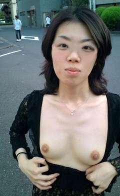 駐車場で露出する「まり子」さん。