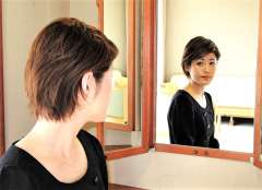 鏡を見る「きよら」さん。