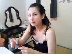 下着姿の「敏子」さん。