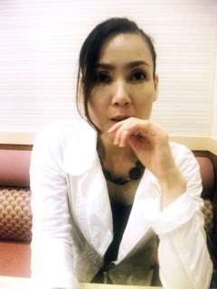 私服姿の「敏子」さん。