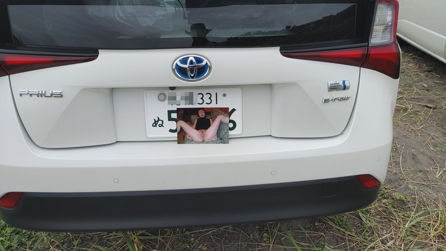 時々駐車場の車にも無修正の妻の画像を置いたりします