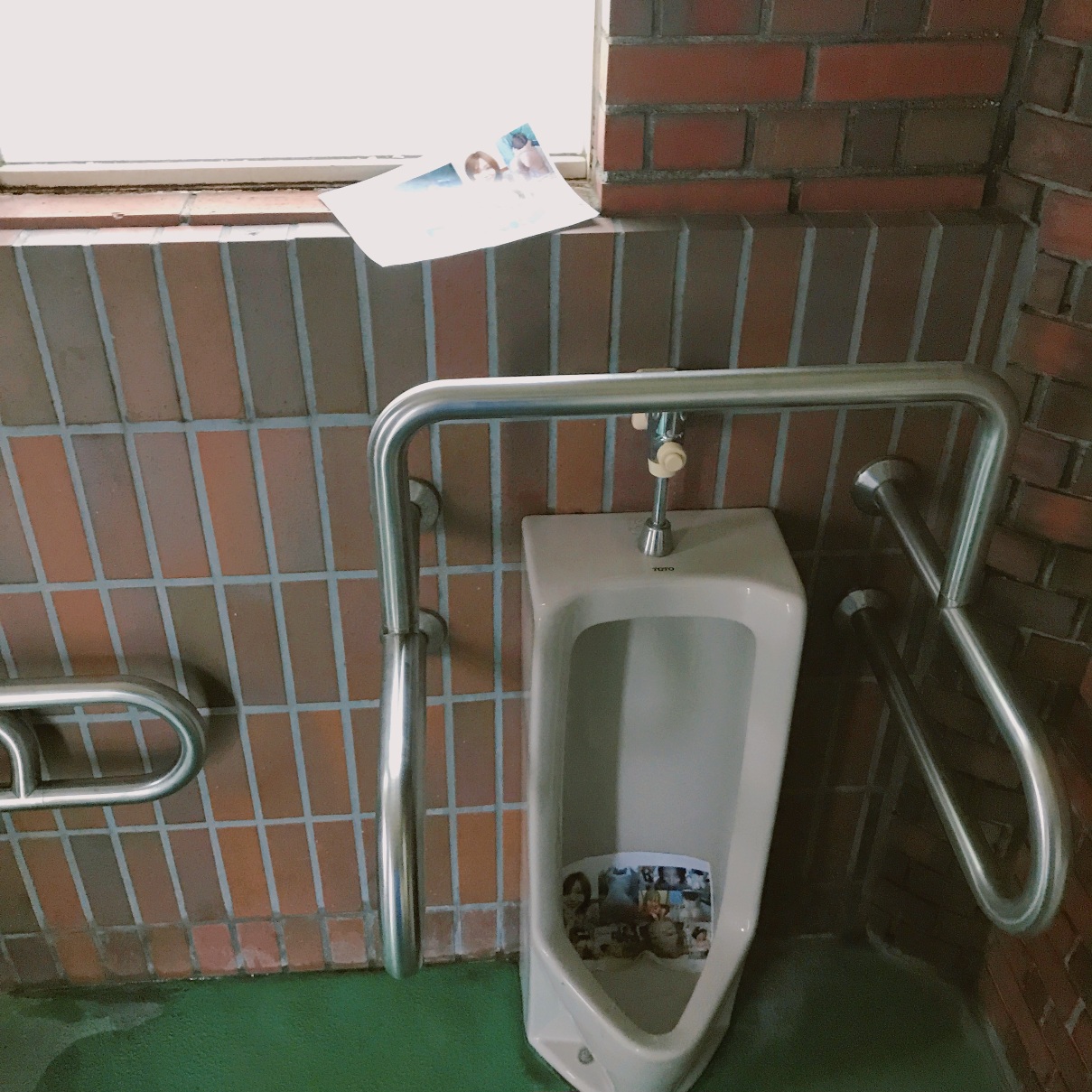 便所晒しほんとに壊れるくらい濃い精子出るんですよね… お願いして
