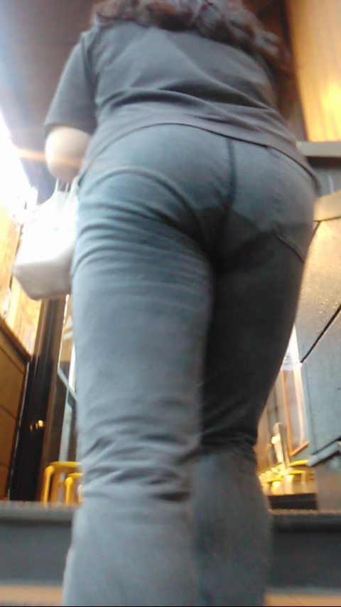 いいデカケツだね。アナル拡張済かな？まだかな？