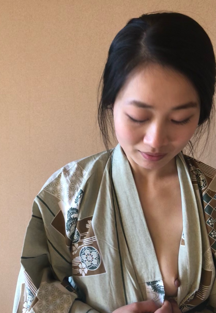 ベトナムです。  ヌードは今は無いですが、 乳首ポロリ。