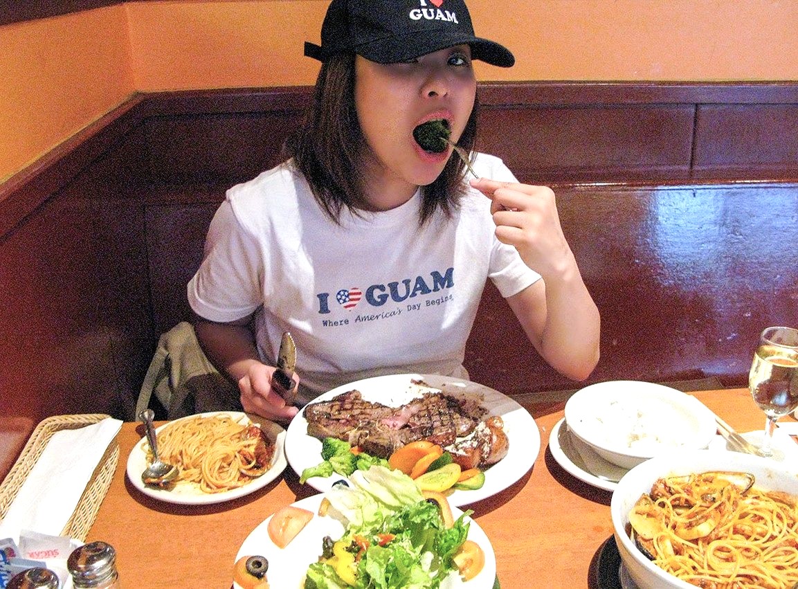 ＧＵＡＭでステーキを頬張る「なつき」さん