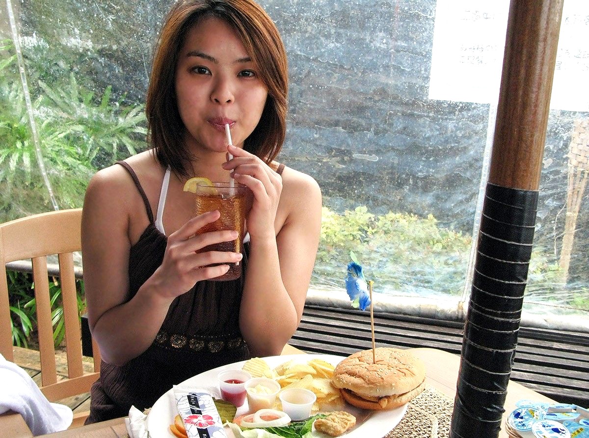 バーガーを食べる「なつき」さん