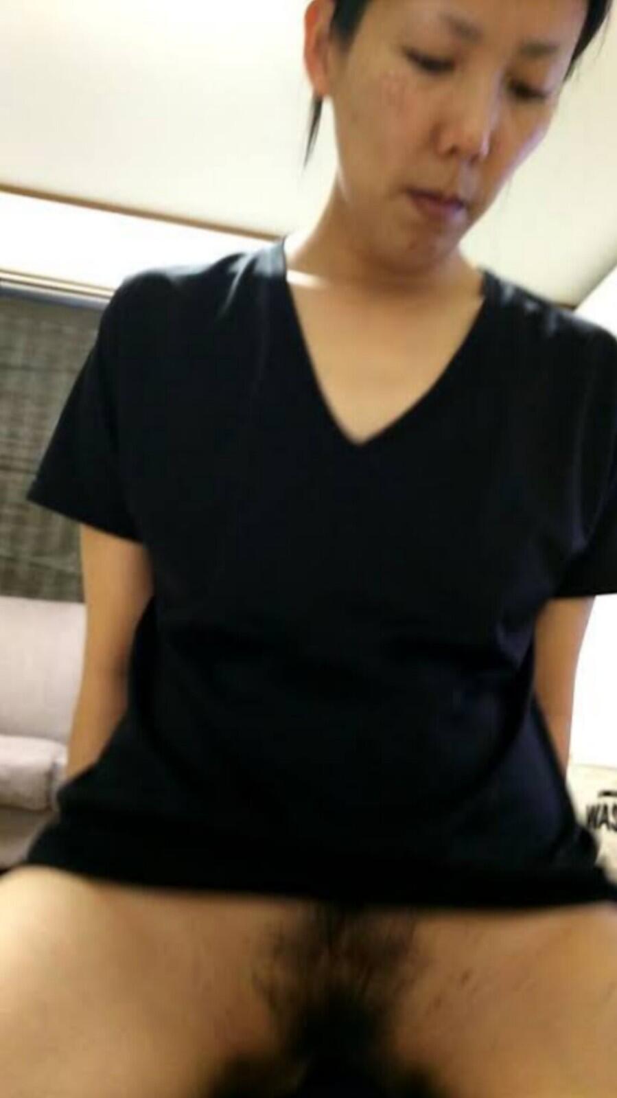 他人のちんぽに跨る欲求不満の人妻です。