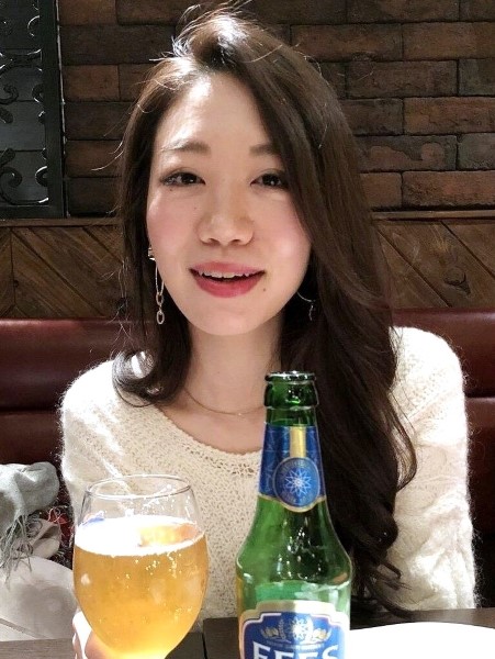 ビールを飲む「玉藻」さん。