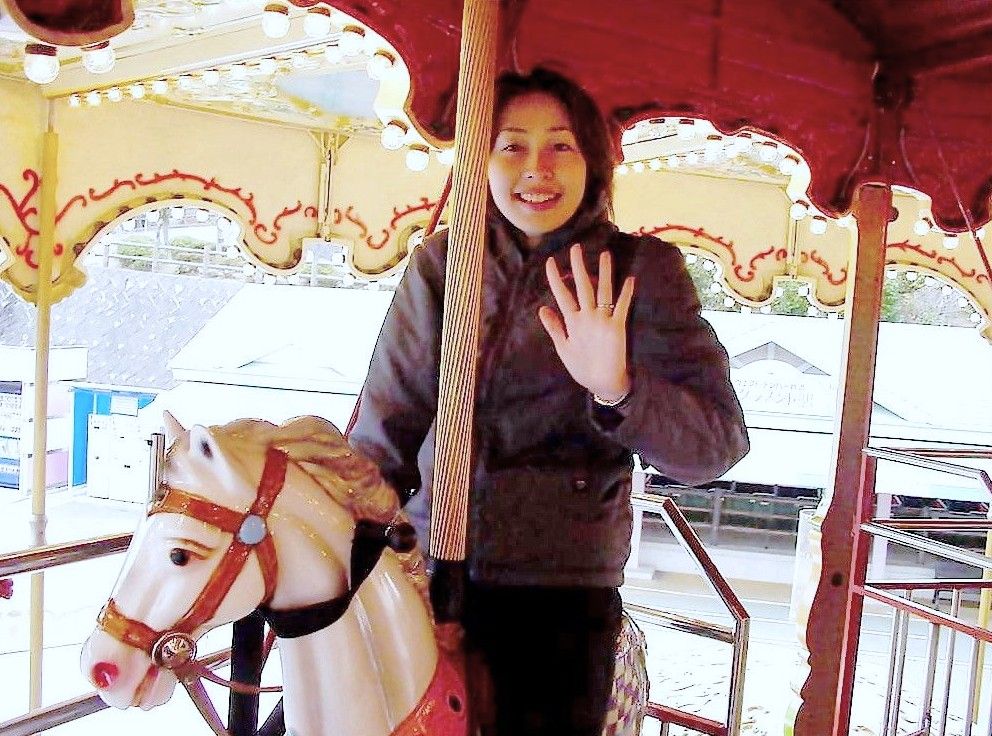 遊園地で遊ぶ「久美子」さん。