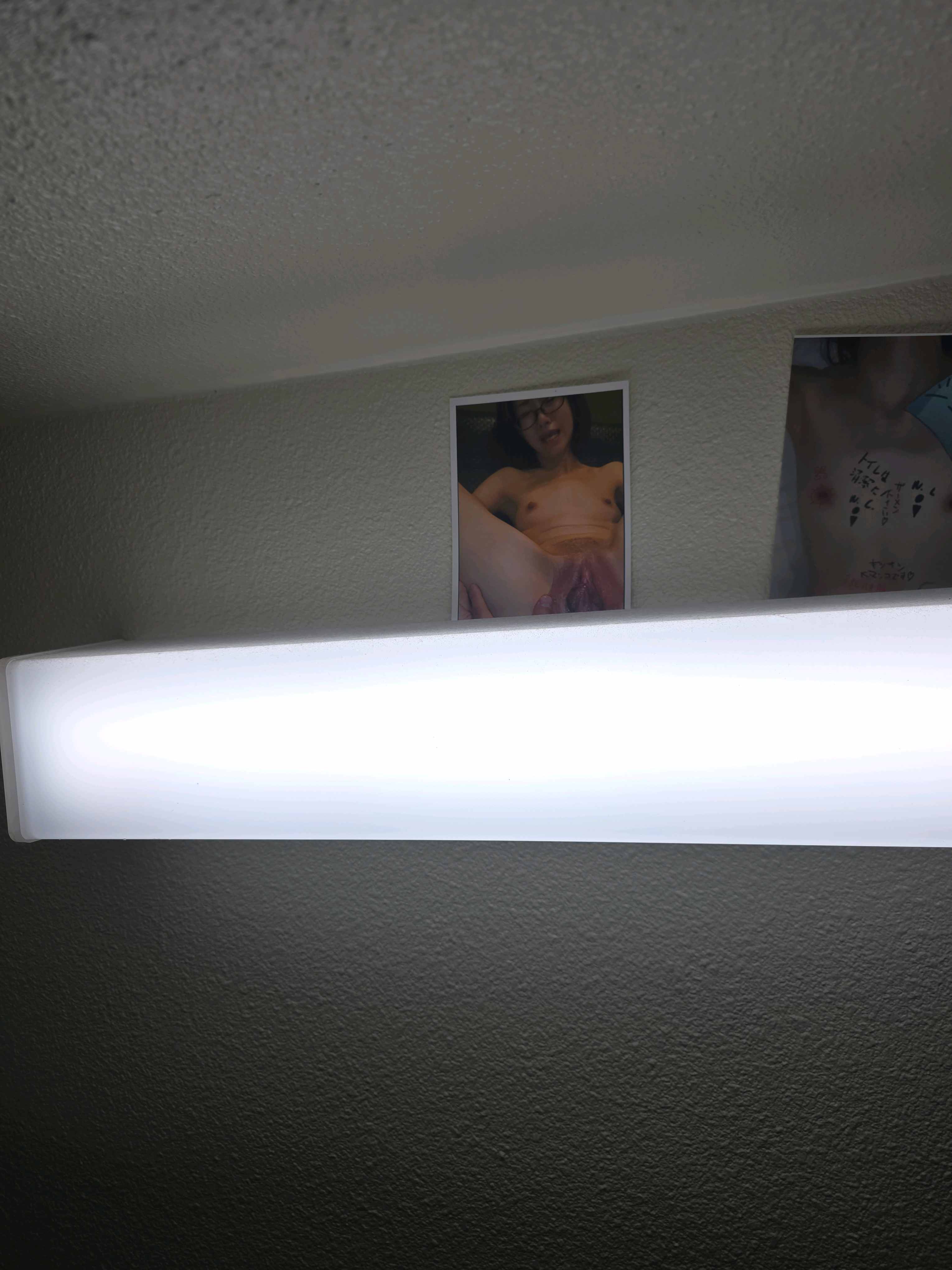 トイレに入ったら便器に乗って電気の裏まで確認しましょう。