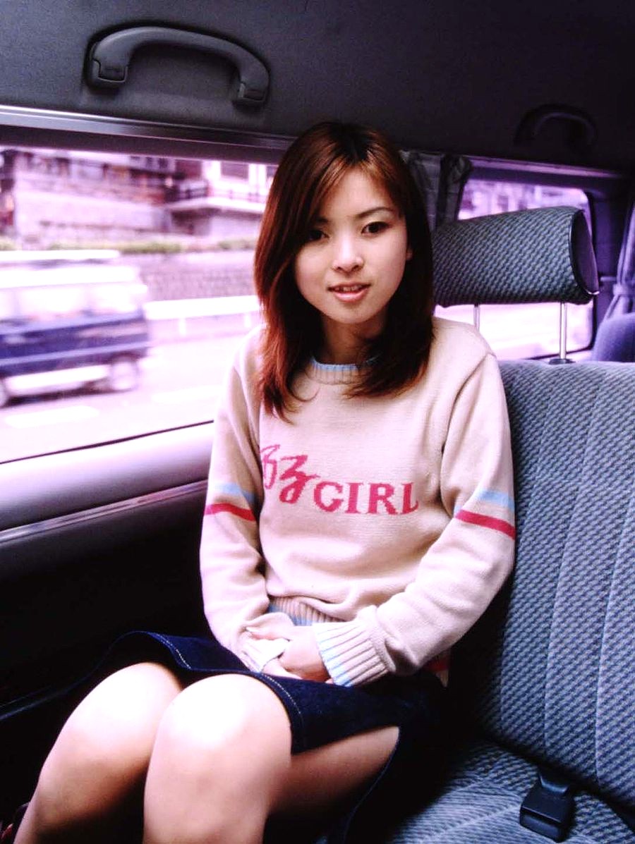 車内で私服姿の「りさ」さん。