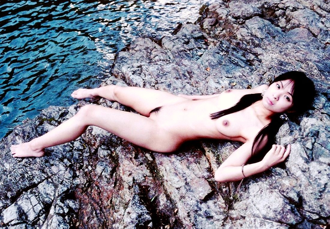 海岸で全裸露出する「なつき」さん。