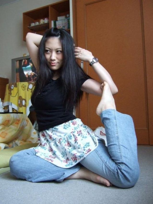 ヨガのポーズをする「けいこ」さん。