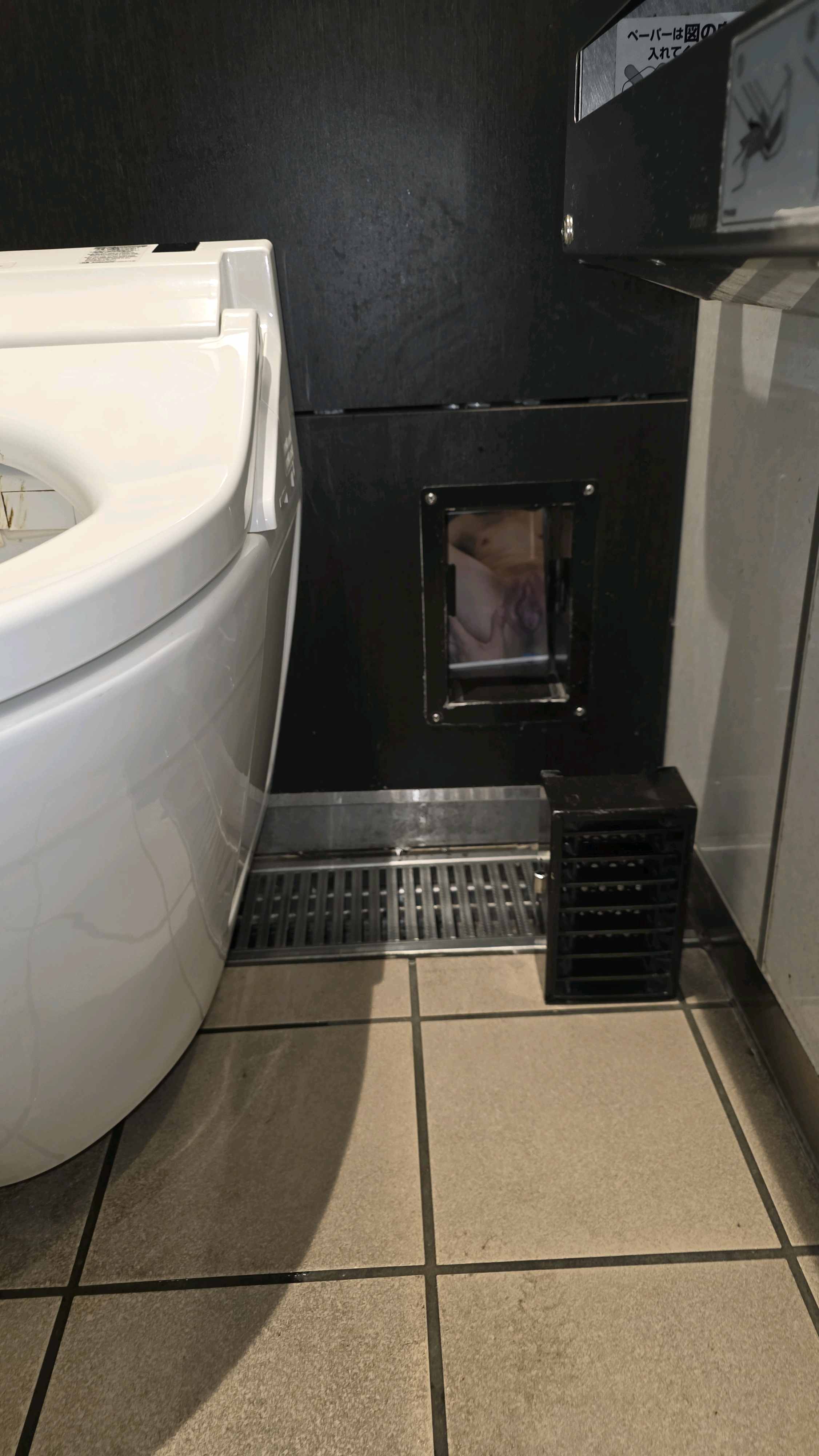 このタイプのトイレは下部に換気扇があり、ひっぱると外れます。 ま