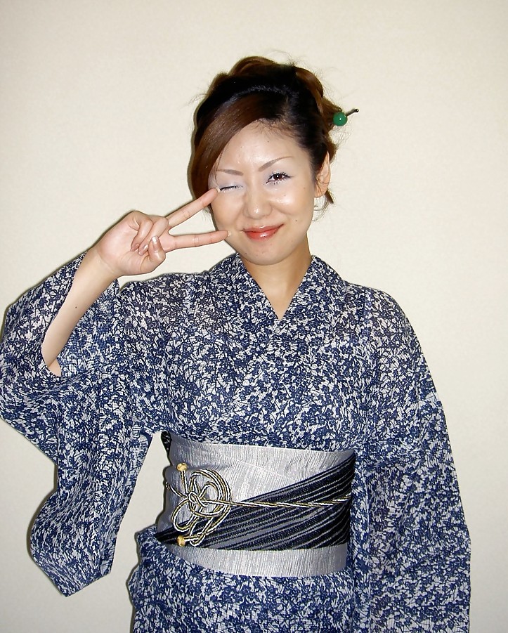 ウインクとピースサインで誘惑する「祥子」さん。