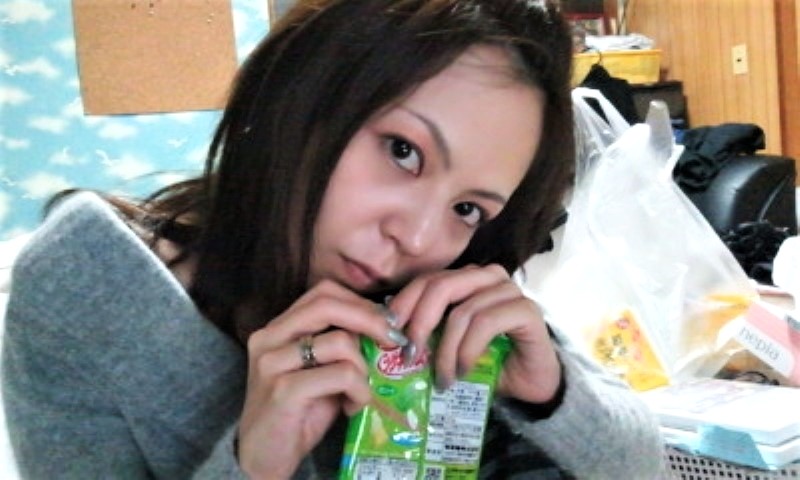 お菓子を食べる「京子」さん。