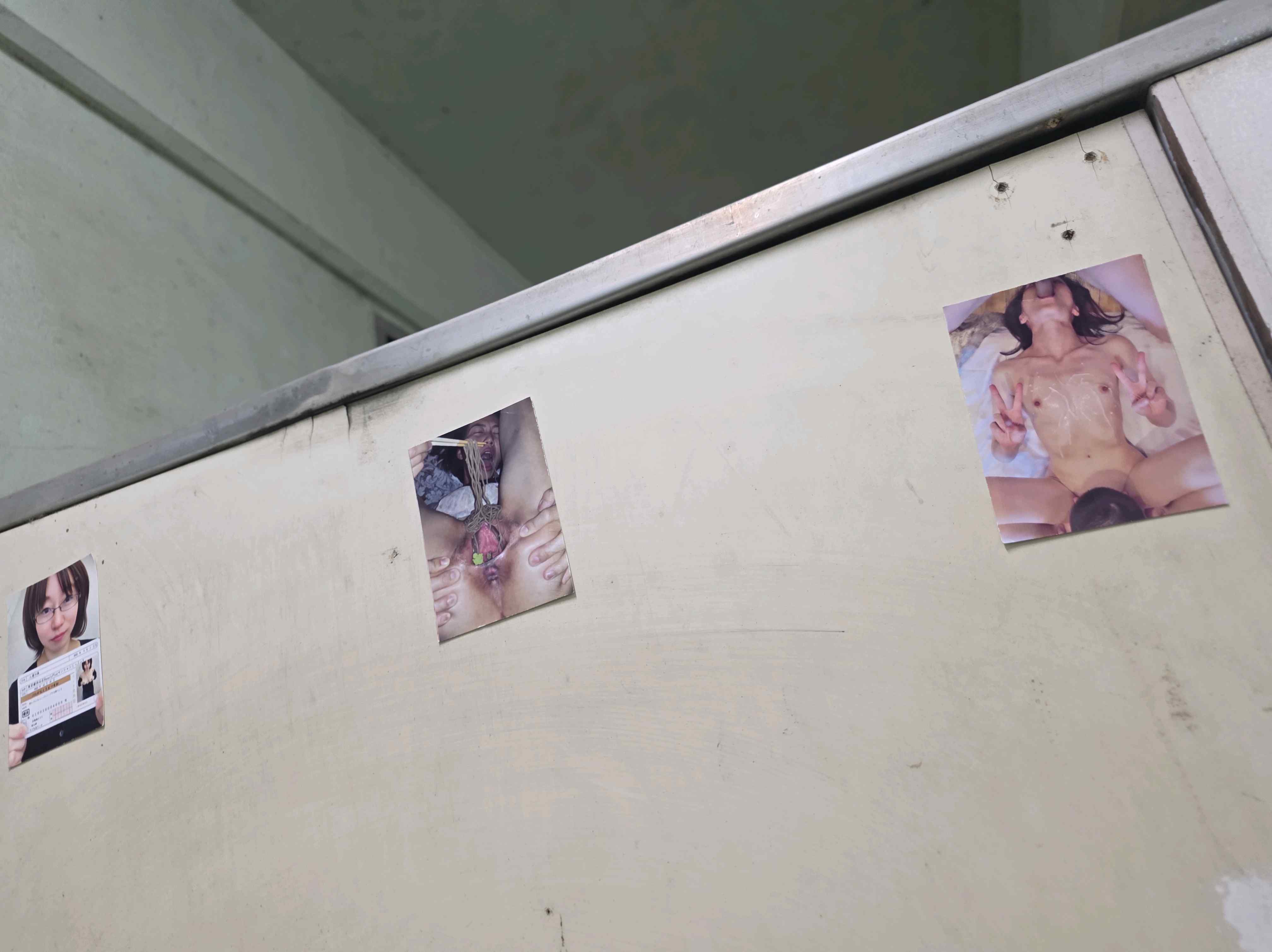 公園のトイレのドアの内側に。 開けると見えないので、掃除の人は気