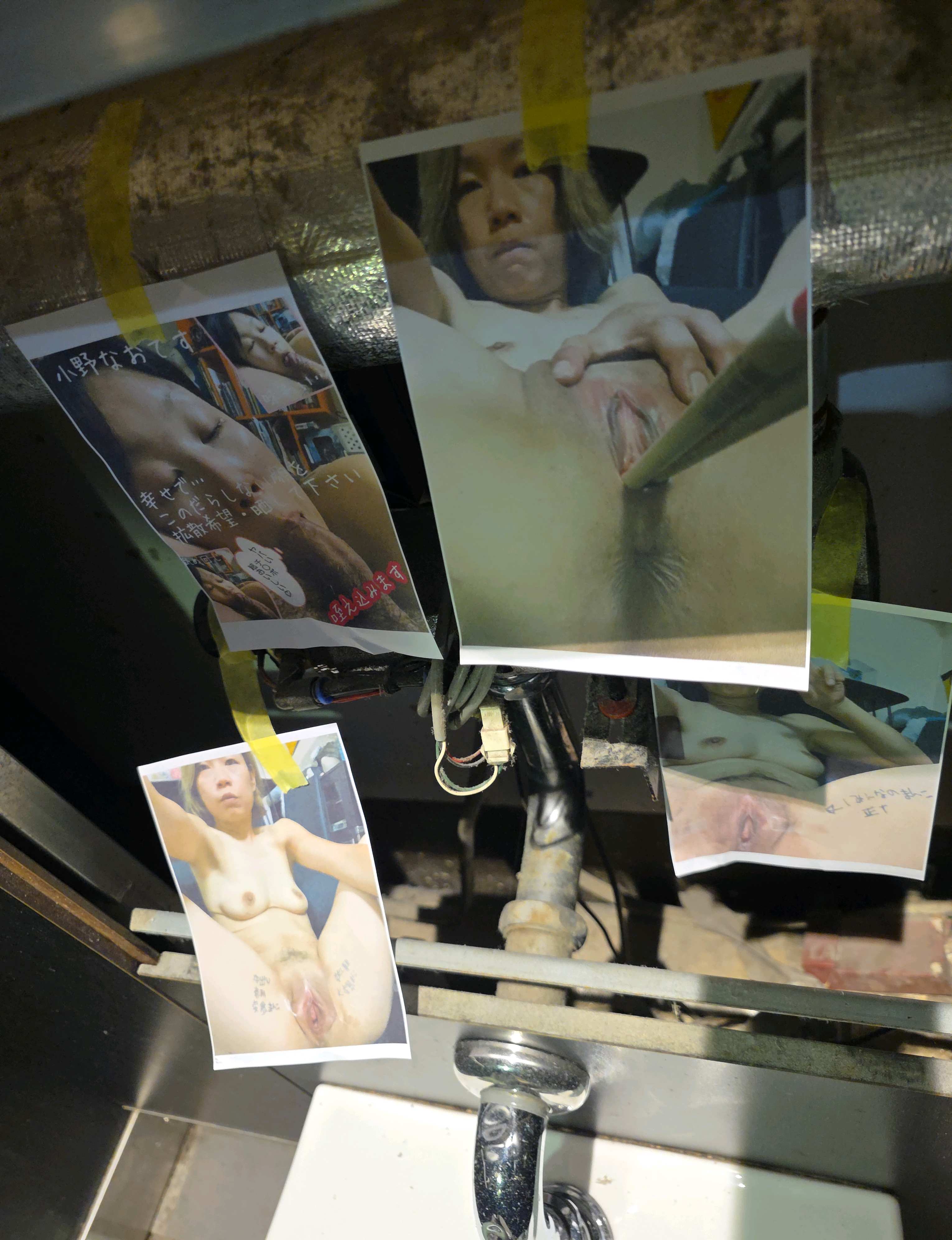 はみ出して蓋閉めてます。 フタは上にスライドして持ち上げると外れ