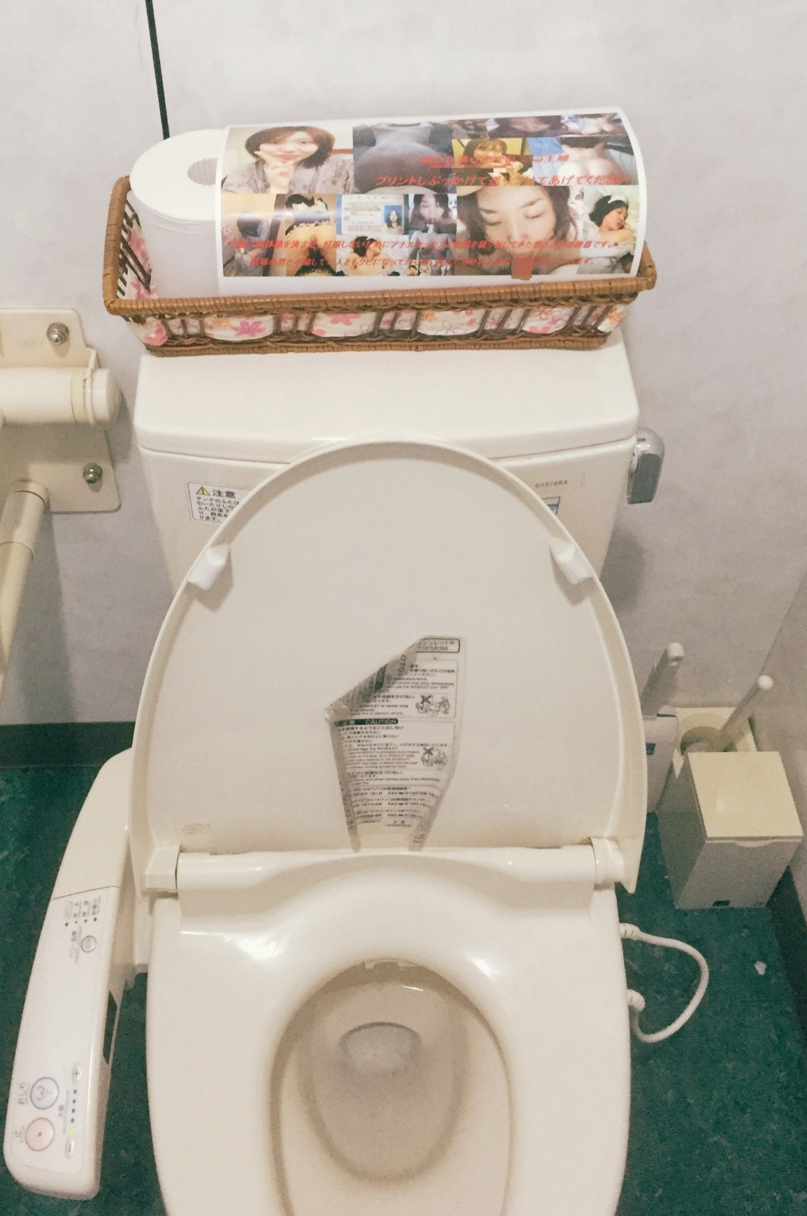 トイレ晒しだけは止められず… 射精する量が全然違います…… 15