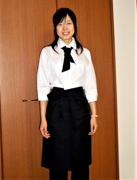 職場の仕事着姿の「里沙」さん