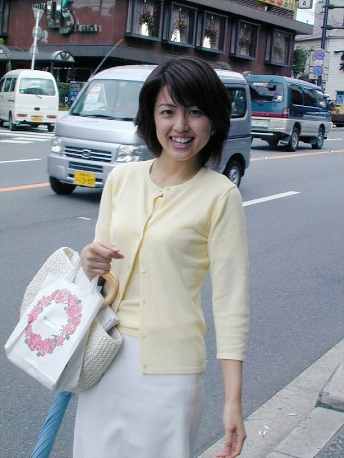 普段着で街を歩く「恭子」さん。