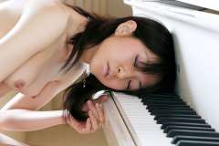 鍵盤の上で眠る「みく」さん