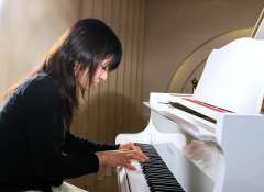ピアノを弾く「みく」さん。