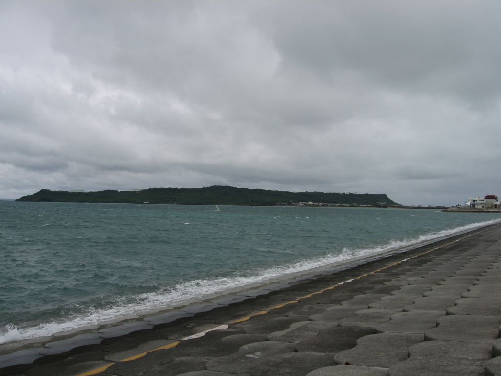 平安座島に向かう海中道路 橋ともちょっと違う、堤防道路のような感