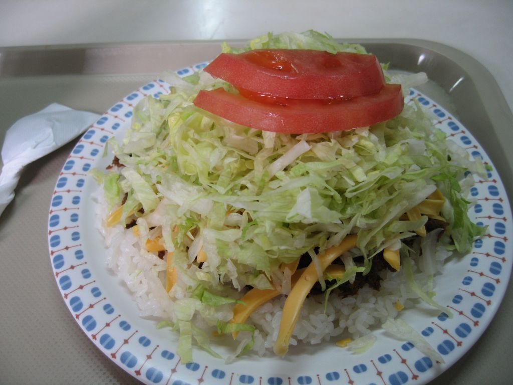 お昼はタコライス タコスの具をご飯に載せてる。 生野菜とご飯って