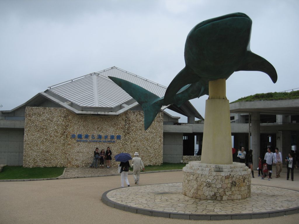 いよいよ小雨ながら降られつつ美ら海水族館。