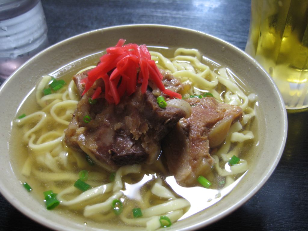 名護泊。 雨なのでホテルから一番近い食堂でソーキそば ソーキは豚