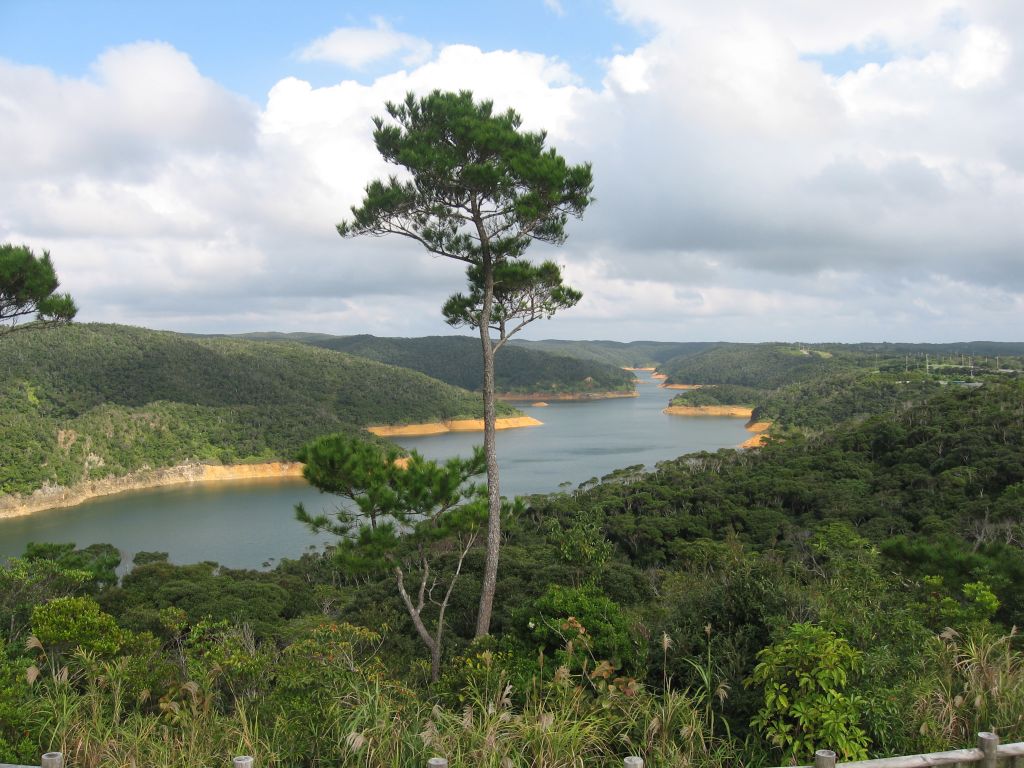 福上湖 福地ダムのダム湖 沖縄でこんなダム湖が見られるとは。