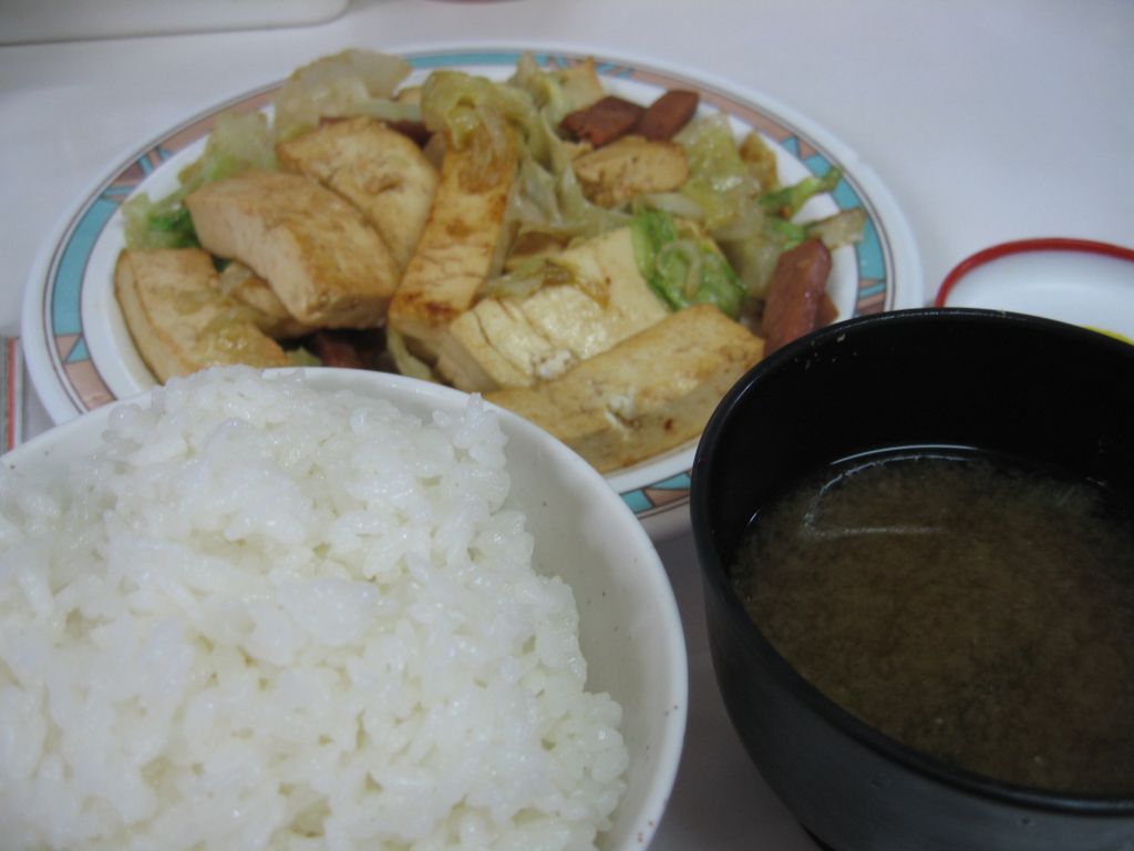 夜は那覇泊。 大衆食堂で豆腐チャンプルー定食 沖縄の食事は本当に