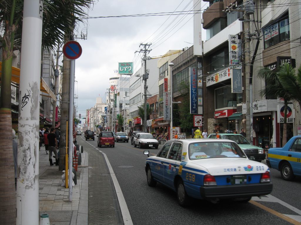 那覇の国際通り。 那覇最大の繁華街だそうだ。 朝10時半頃で開い