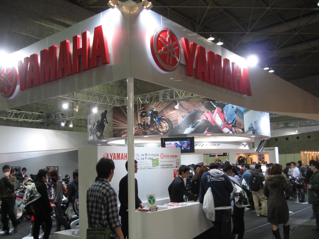 YAMAHAブース 携帯で会員登録したらピンバッジくれるというの