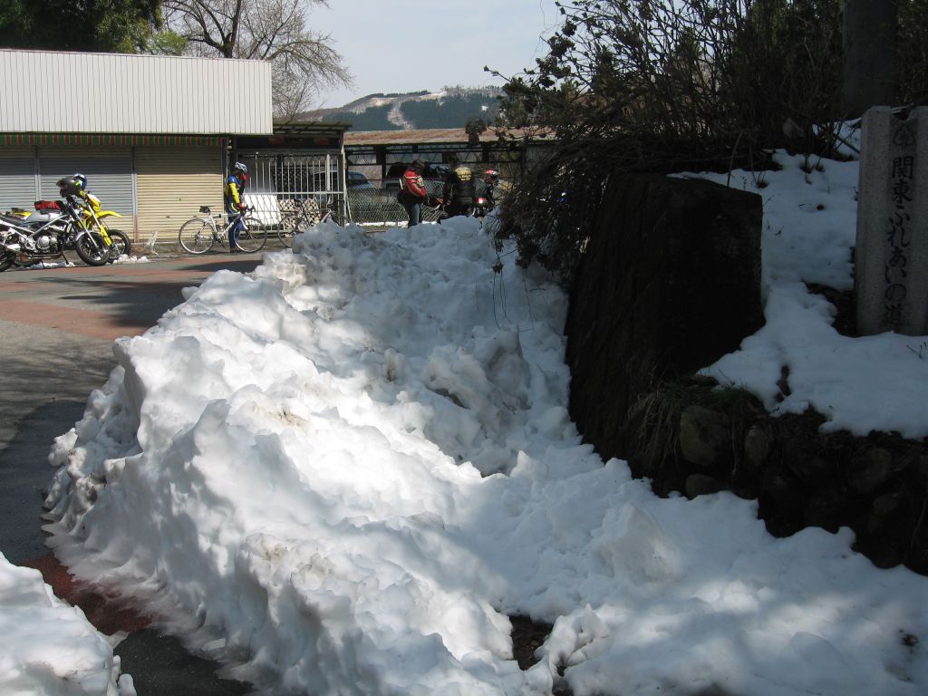 路肩には結構な雪が寄せられてた バイク多かったけどさすがにみんな