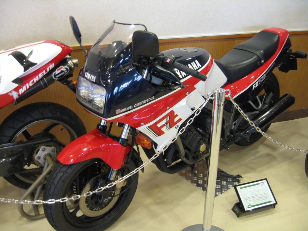 少しだが日本車もある。 FZ750。 兄貴ｨｨｨｨｨｨｨｨｨｨｨ