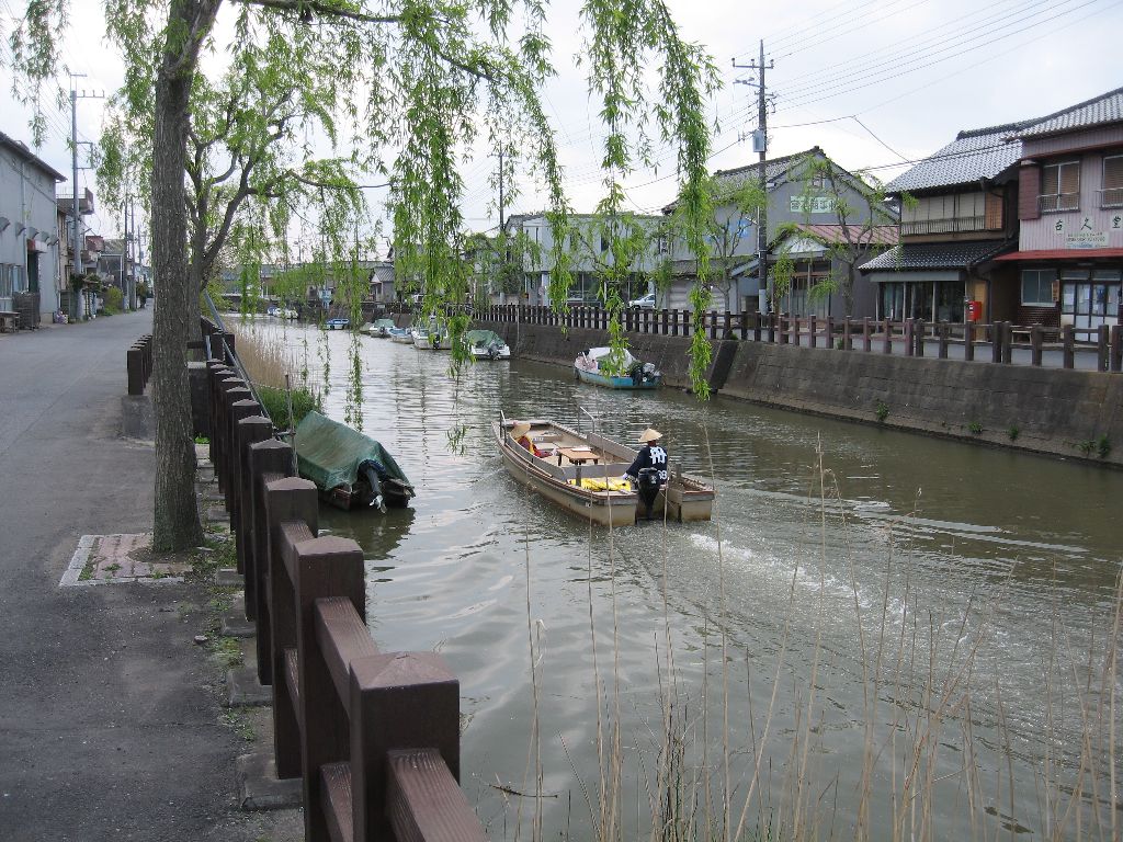 千葉のベニス、佐原 ちょうどいい感じに船が。